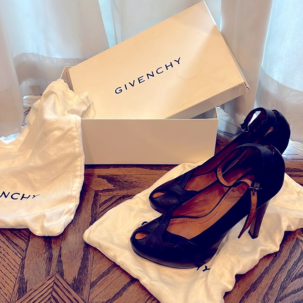 Stunning peep toe heels! Hidden platform gives all the height, yet comfortable!